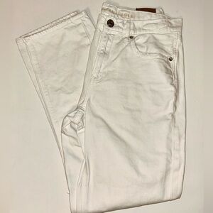 American Eagle women’s 90s Straight distressed white jeans size 8 Regular